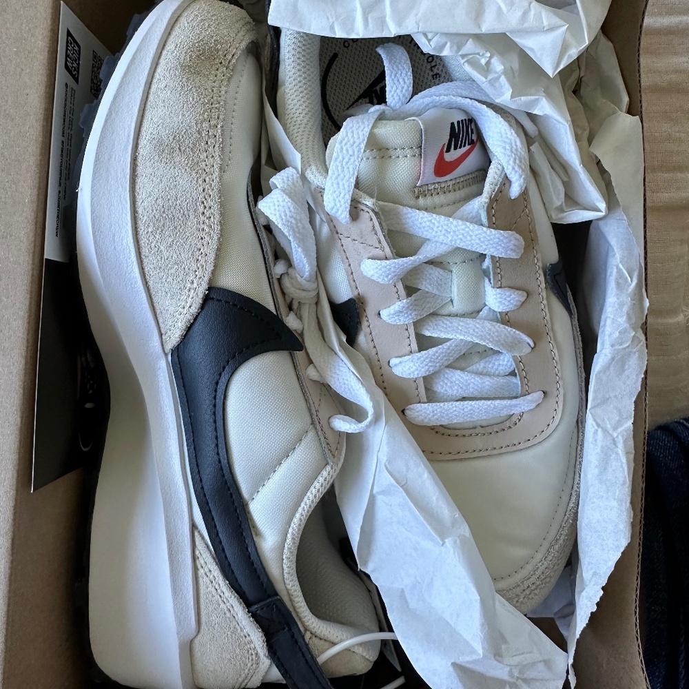 Nike White and Black Sneakers Classic Design